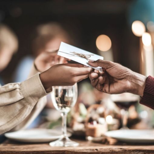 Photo de deux personnes s'offrant un bon cadeau au restaurant Crocodile