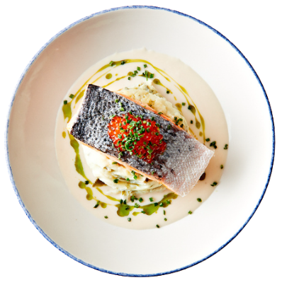 Filet de saumon rôti sauce au beurre blanc présenté dans une assiette au restaurant Crocodile