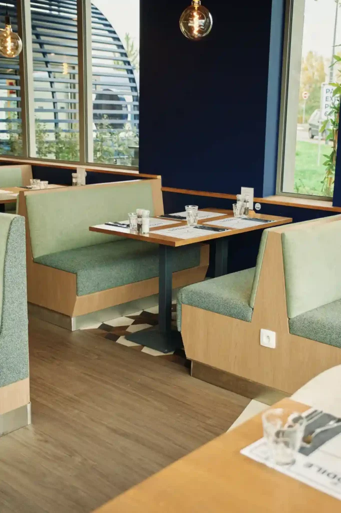 Table dressée dans la salle du Restaurant Colmar.