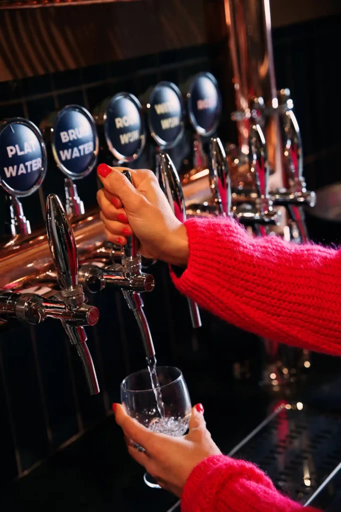 Client servant une boisson à la tireuse dans le restaurant Colmar.