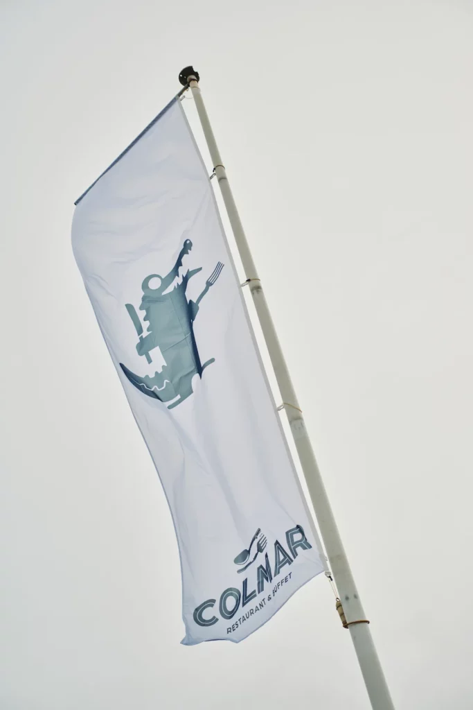Drapeau Colmar flottant devant le restaurant.