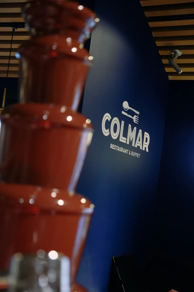 Fontaine au chocolat dans le restaurant Colmar, mise en avant dans l’espace buffet apprécié des enfants.