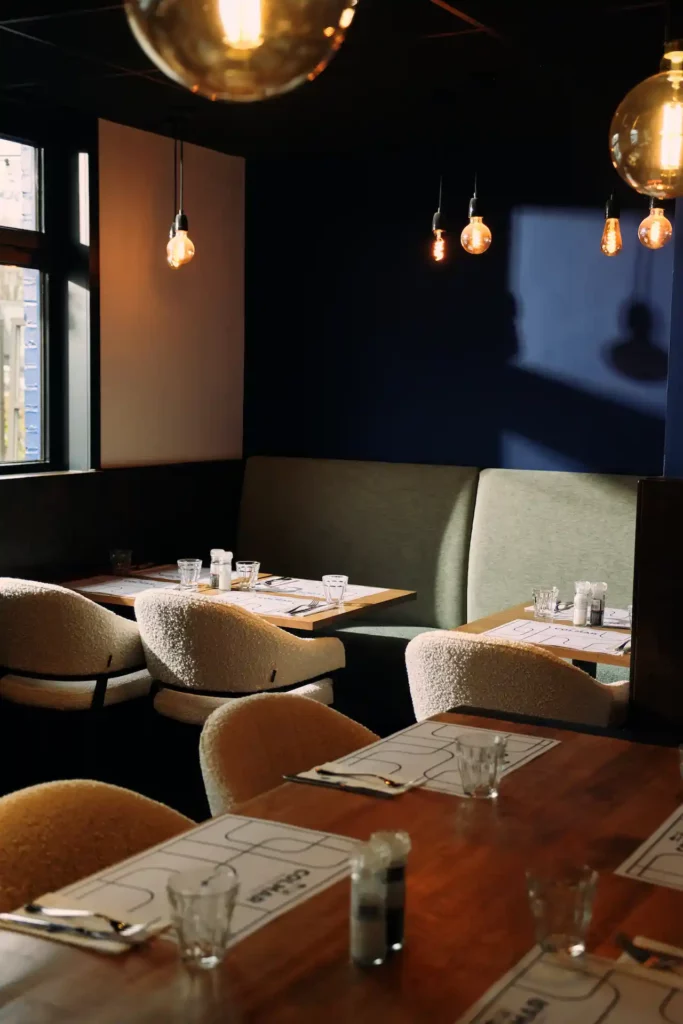 Vue de la salle du restaurant Colmar, ambiance chaleureuse et moderne.